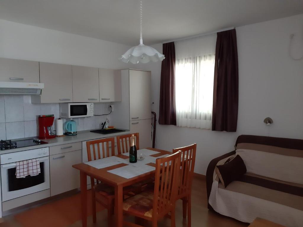 Kuchyňa alebo kuchynka v ubytovaní Apartments Agrijan