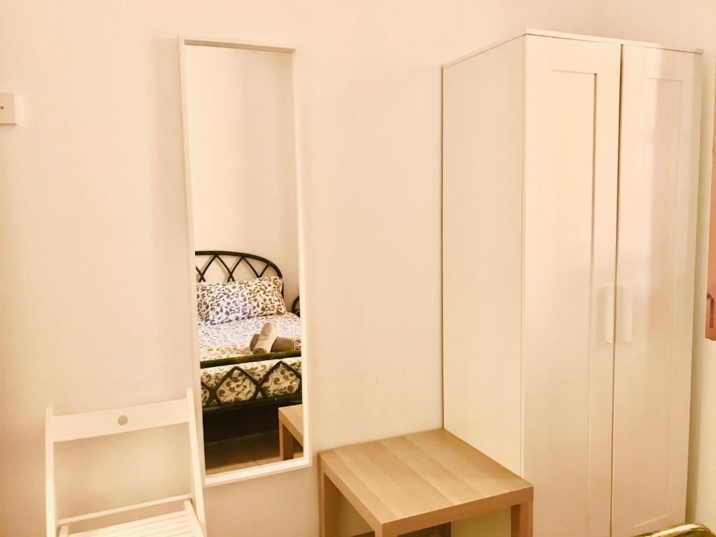 Postel nebo postele na pokoji v ubytování BeachFront Rooms Marina di Ragusa