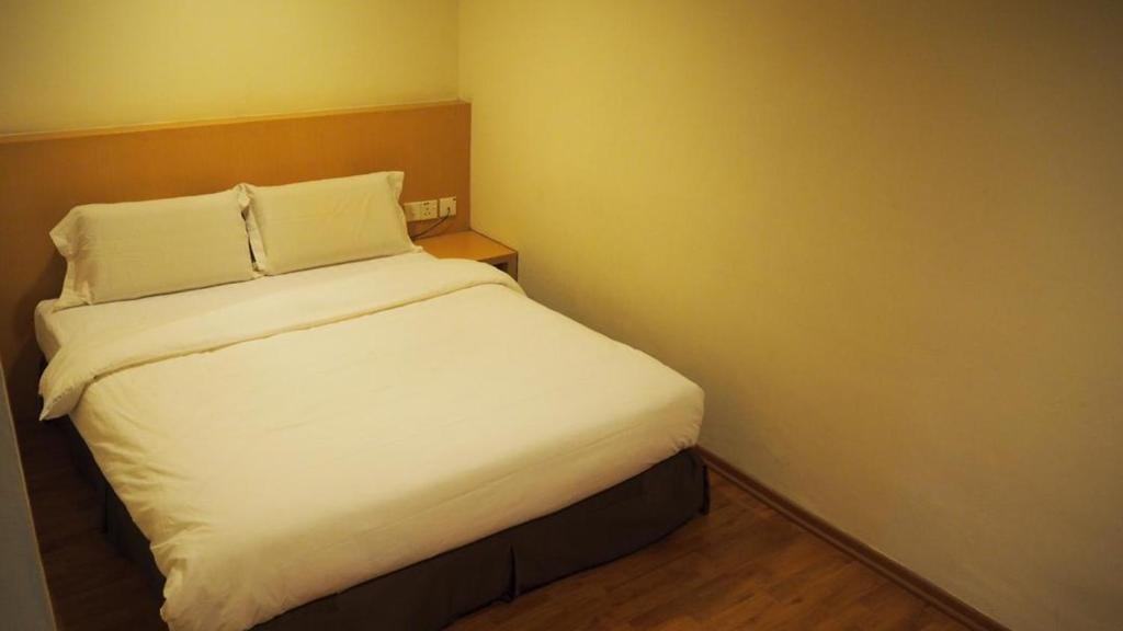 Postel nebo postele na pokoji v ubytování 906 Hotel Melaka Raya