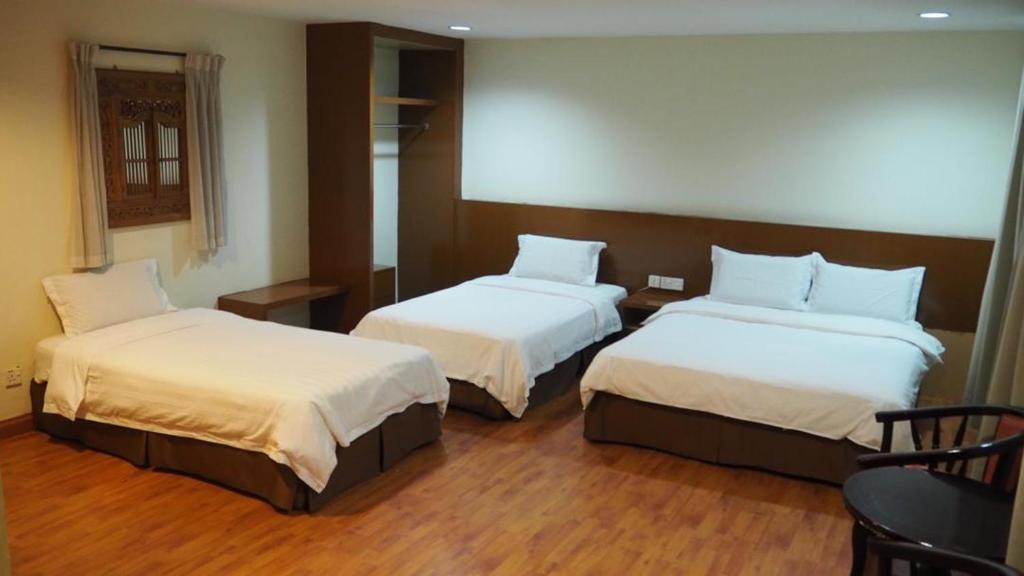 Postel nebo postele na pokoji v ubytování 906 Hotel Melaka Raya