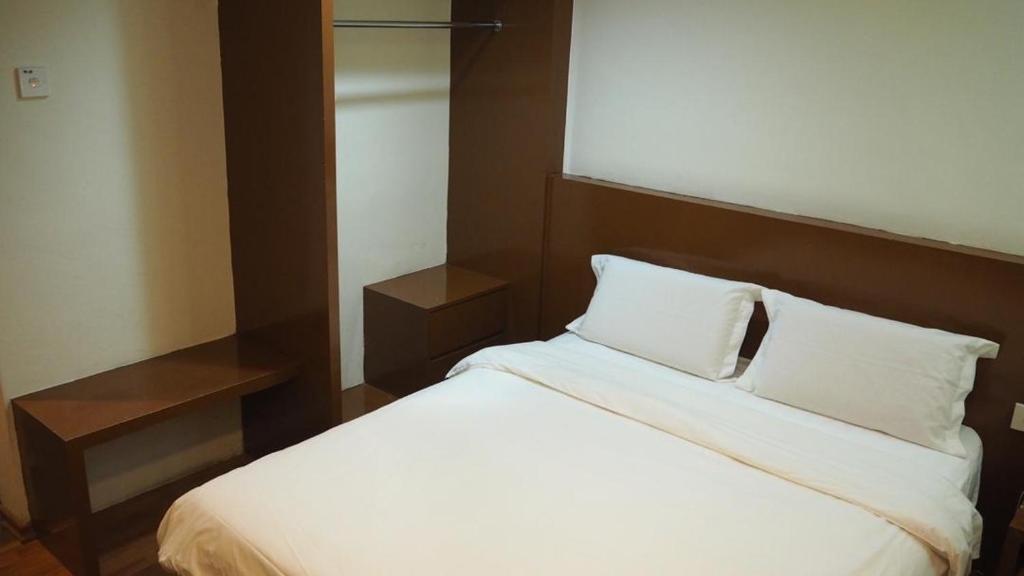 Postel nebo postele na pokoji v ubytování 906 Hotel Melaka Raya