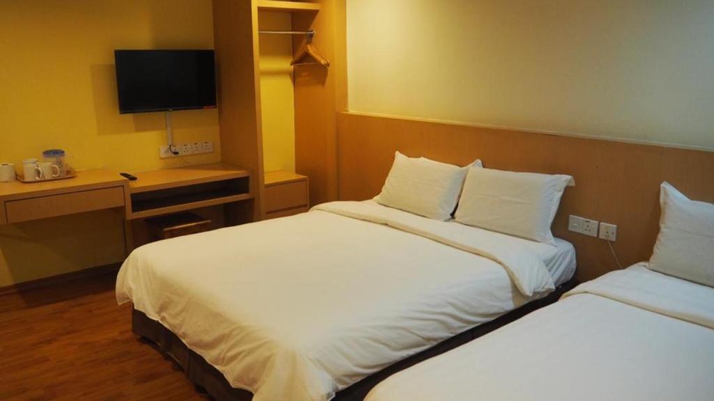 Postel nebo postele na pokoji v ubytování 906 Hotel Melaka Raya