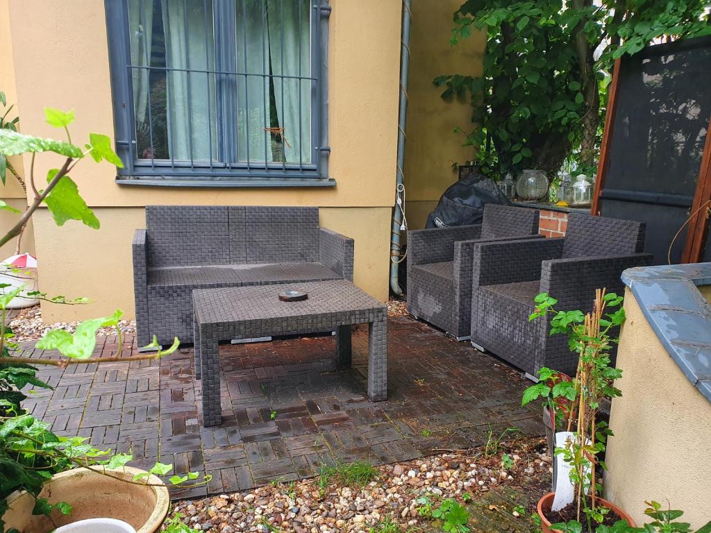 a patio with a bench and a table and a window at Apartment in Alt-Stadt Köpenick in Berlin