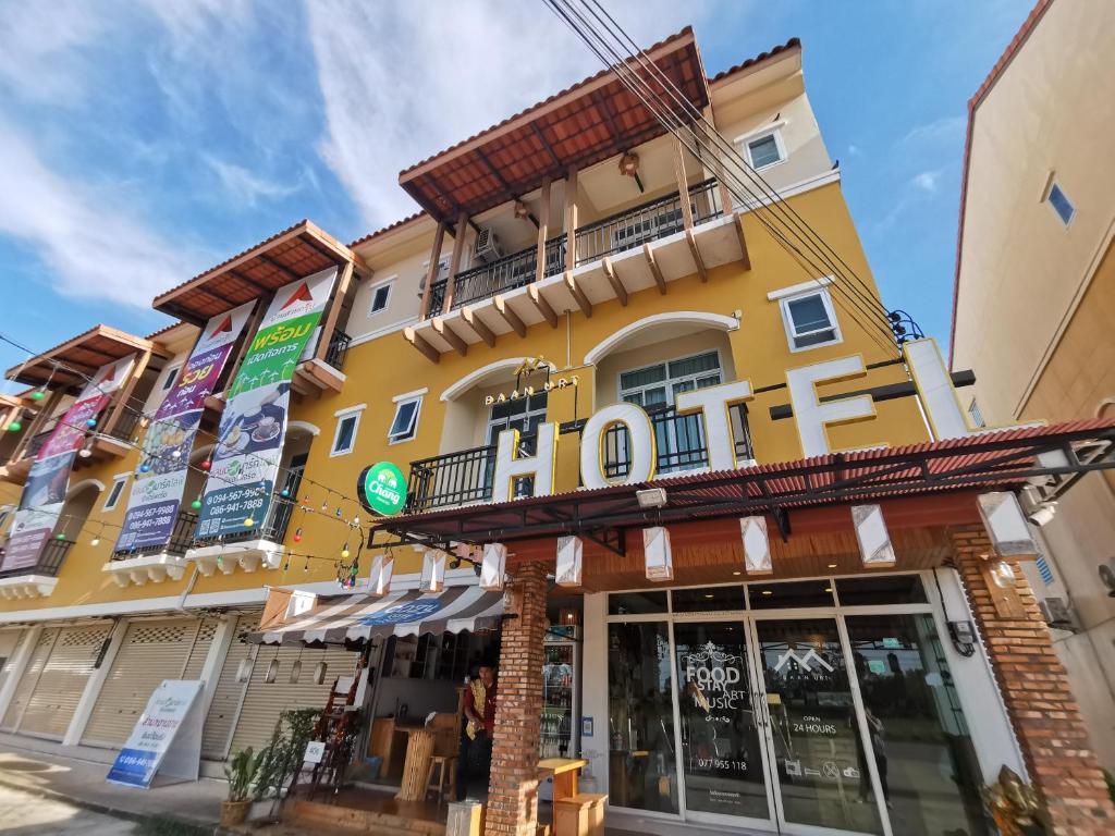 un edificio amarillo con un letrero que lee hotel en Baan URT Suratthani Airport Hotel en Surat Thani