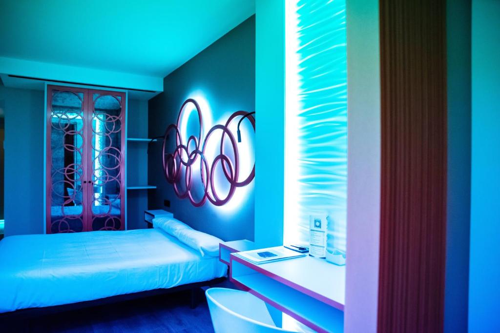 ブルゴスにあるホテル セントロ ロス ブラセロスのベッド、デスク、椅子が備わる客室です。