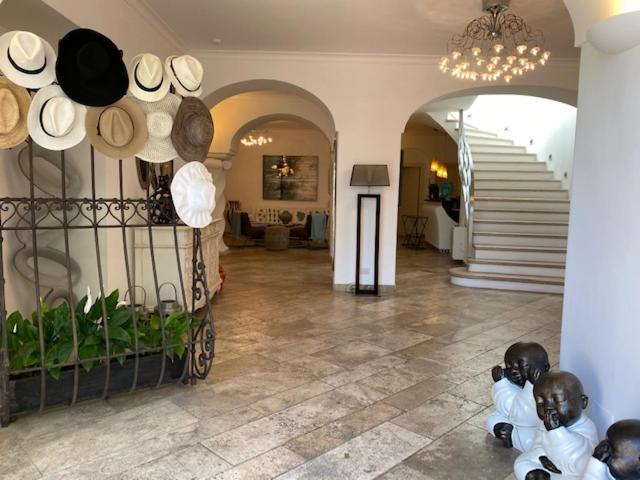 a living room with hats and statues on the floor at Hotel Orsa Maggiore in Anacapri