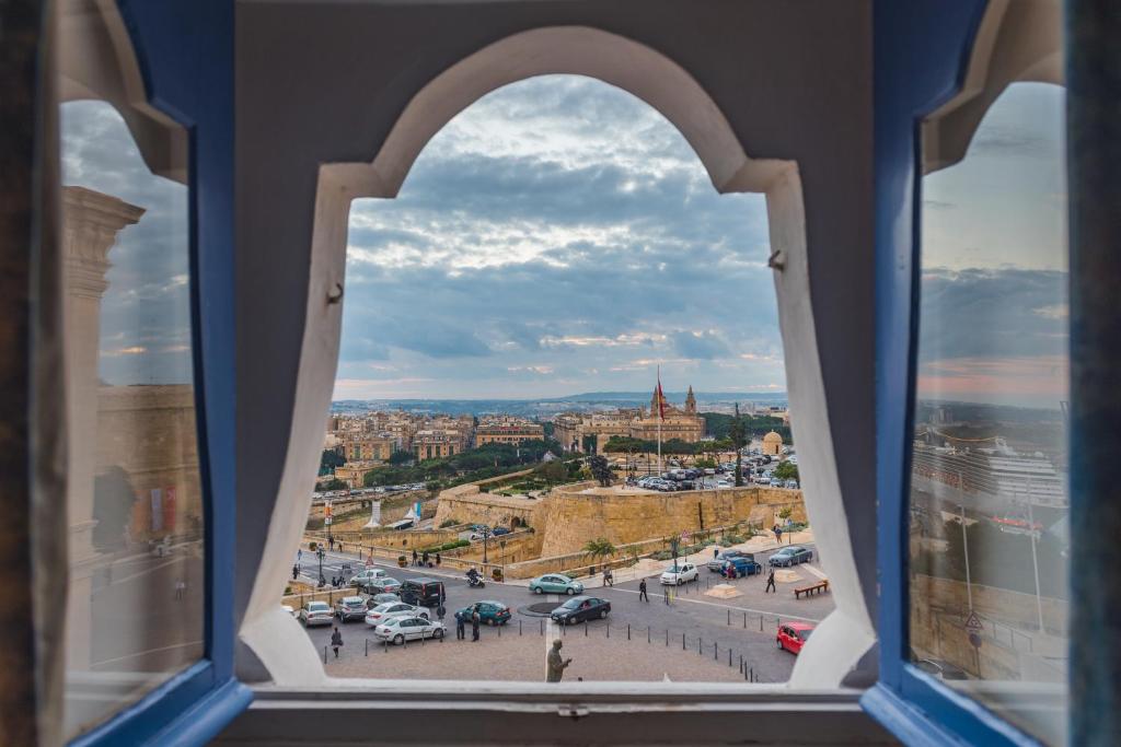 uma vista da cidade a partir de uma janela em Hotel Castille em Valeta