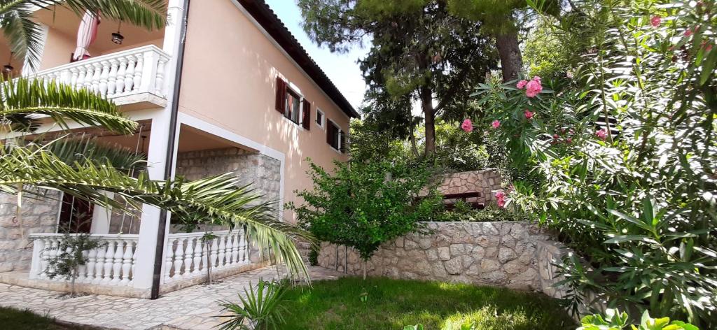 Vonkajšia záhrada v ubytovaní Apartments Agrijan