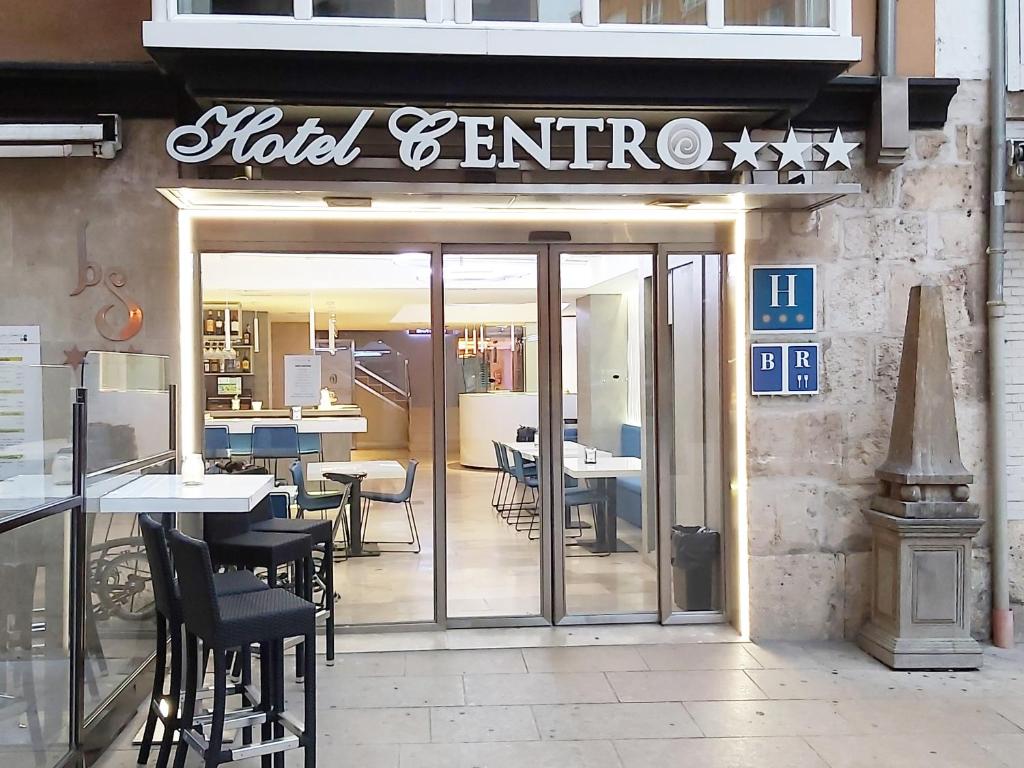 un ristorante con un cartello sulla parte anteriore di Hotel Centro Los Braseros a Burgos