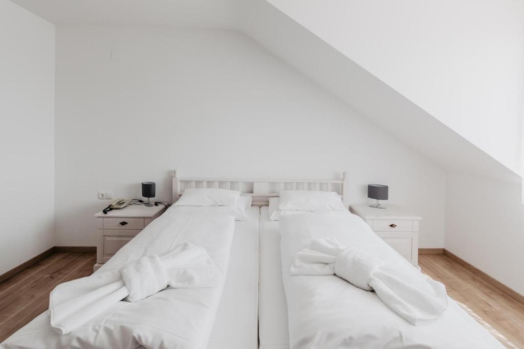Postel nebo postele na pokoji v ubytování Hotel Mörbischerhof