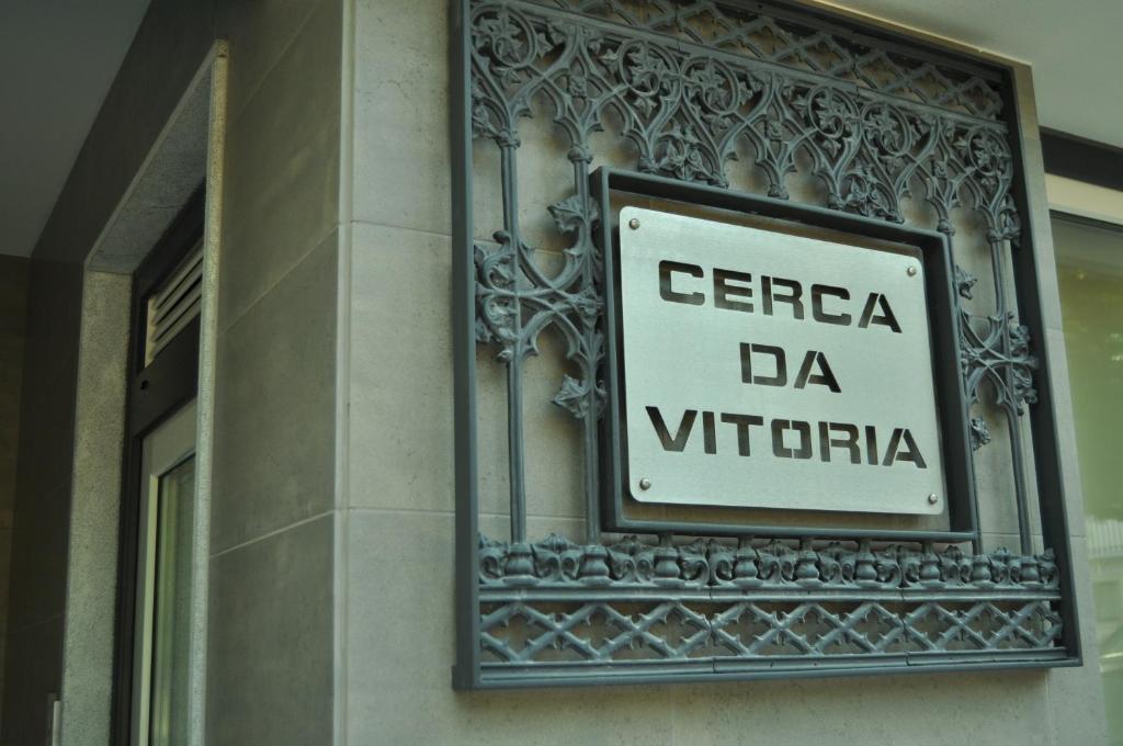 un cartel en un edificio que lee Geneva da Victoria en Cerca da Vitoria 2 Sesimbra en Sesimbra