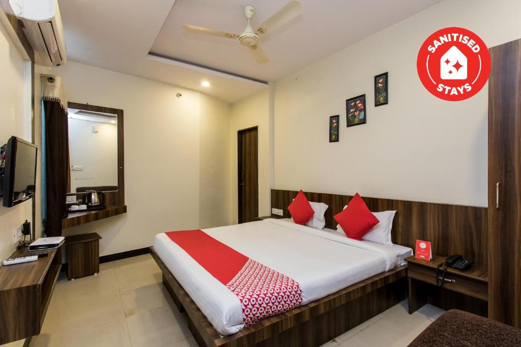 烏賈因的住宿－Hotel Ashoka Palace，一间酒店客房,配有一张床和一台电视
