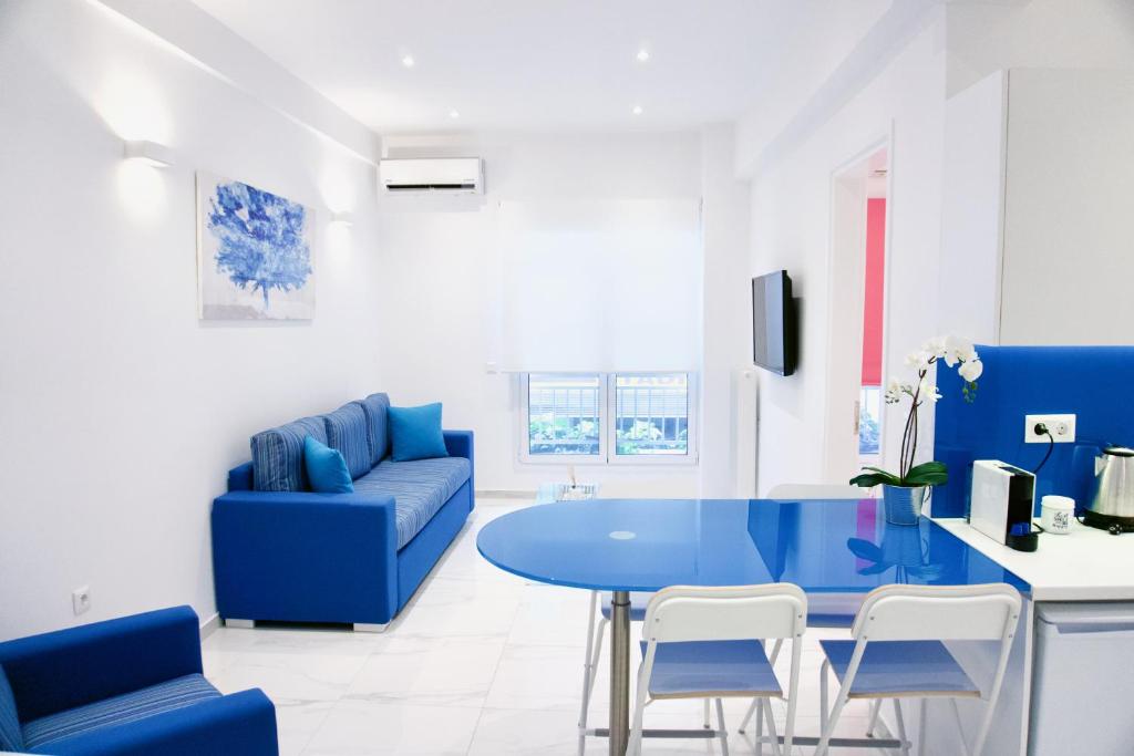 sala de estar con mesa azul y sillas en Amazing Modern Central Apt in Athens en Athens