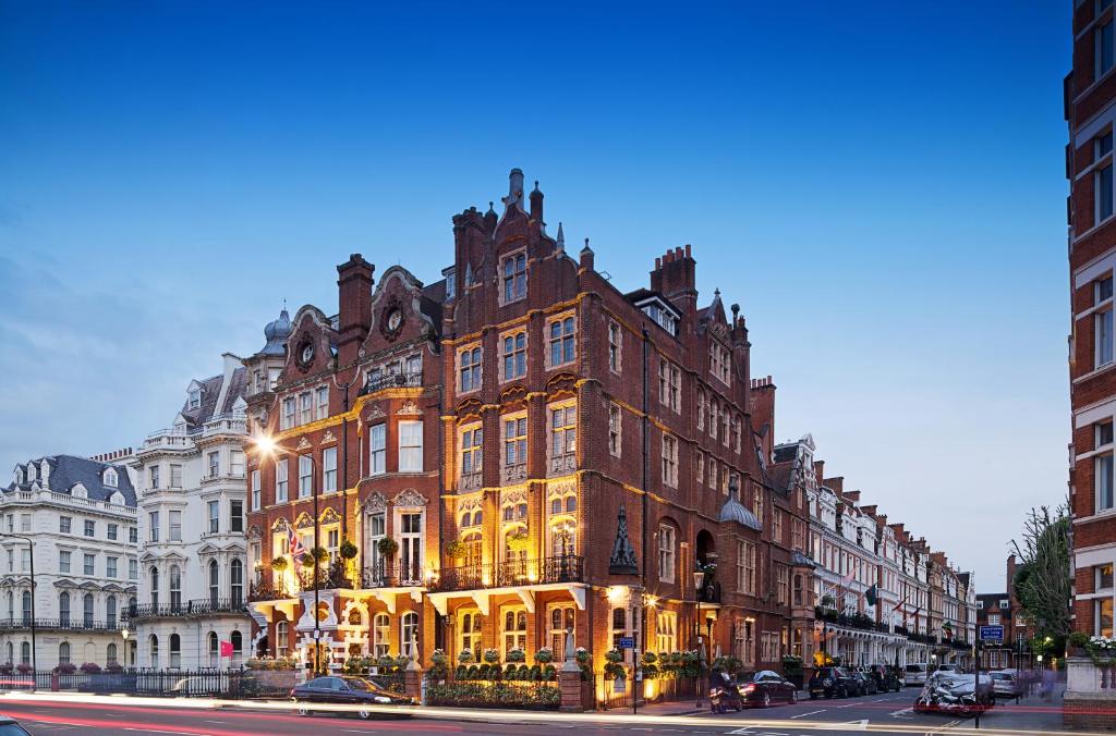 - un grand bâtiment en briques dans une rue de la ville dans l'établissement Milestone Hotel Kensington, à Londres