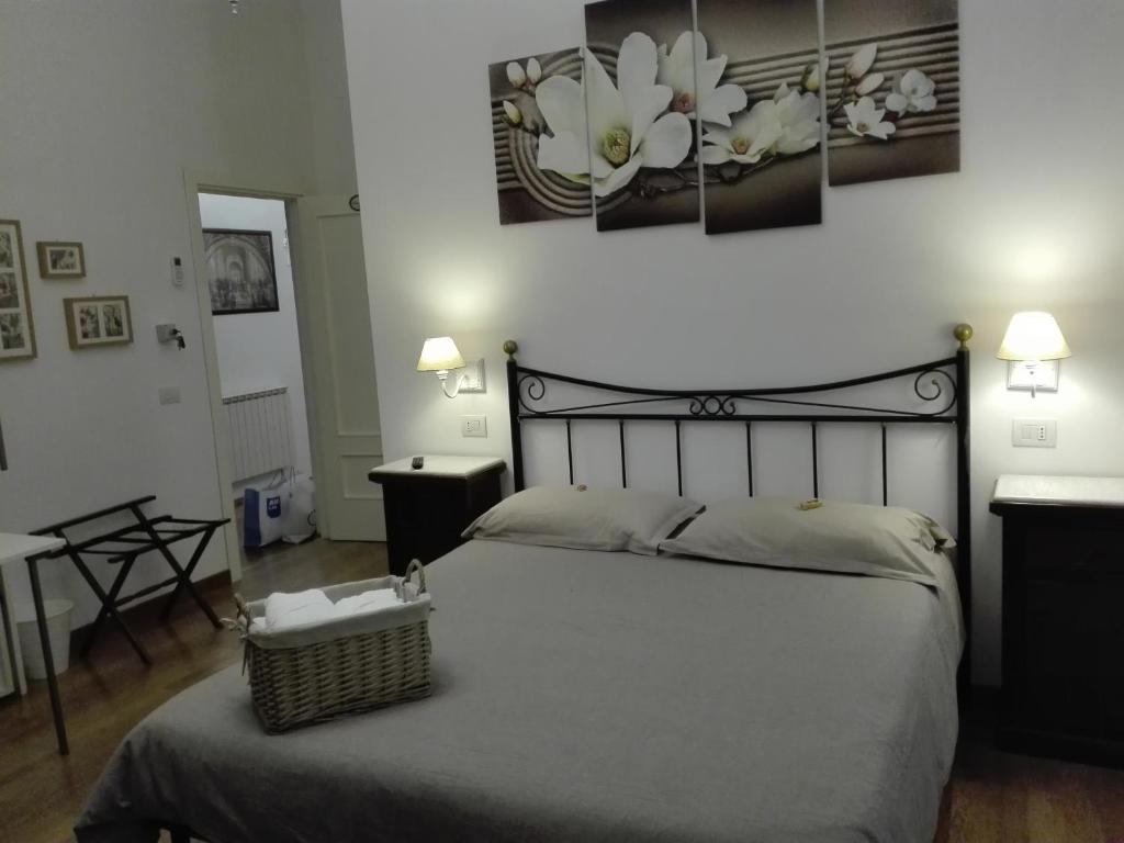 A bed or beds in a room at Napoli Pietrasanta LT