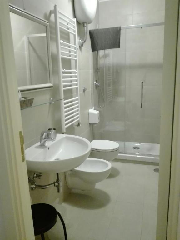 A bathroom at Napoli Pietrasanta LT
