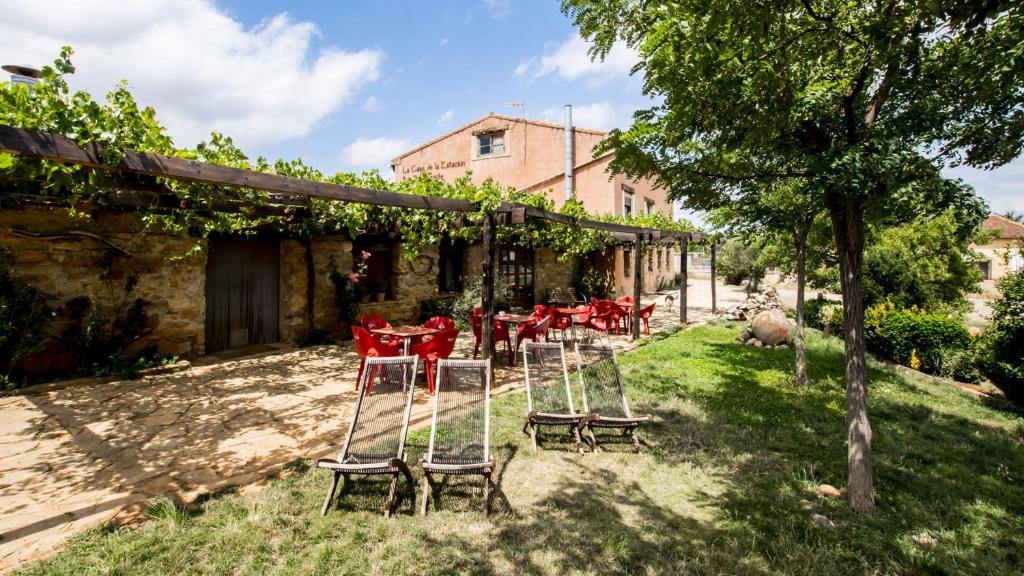 un groupe de chaises et de tables dans une cour dans l'établissement La Casa de la Estación, à Sarrión