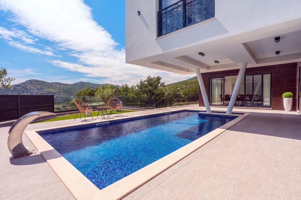 Πισίνα στο ή κοντά στο New and stylish Villa Bruna with 32sqm heated pool, sauna, billiard and media room