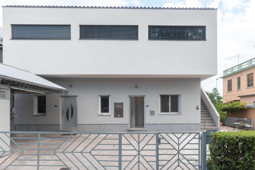 une maison blanche avec une cour en face dans l'établissement Studio ENIG, à Izola