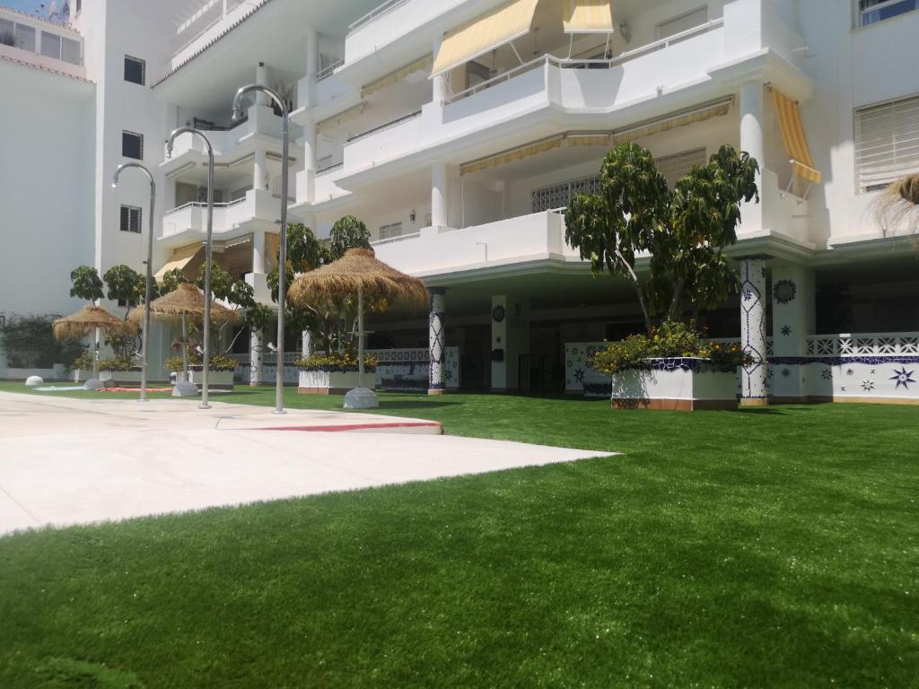 Ogród w obiekcie Carihuela Playa Los Nidos 1