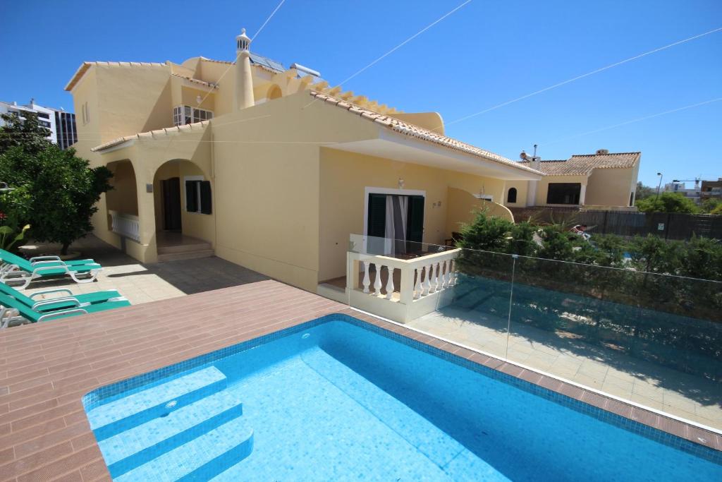 een villa met zwembad voor een huis bij Villa Rosa A by amcf in Portimão
