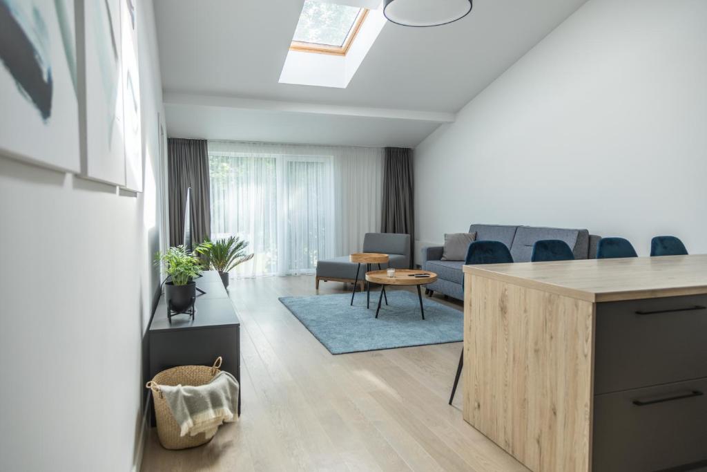 een kamer met een keuken en een woonkamer met een tafel bij Apartment Hotel Laisve in Druskininkai