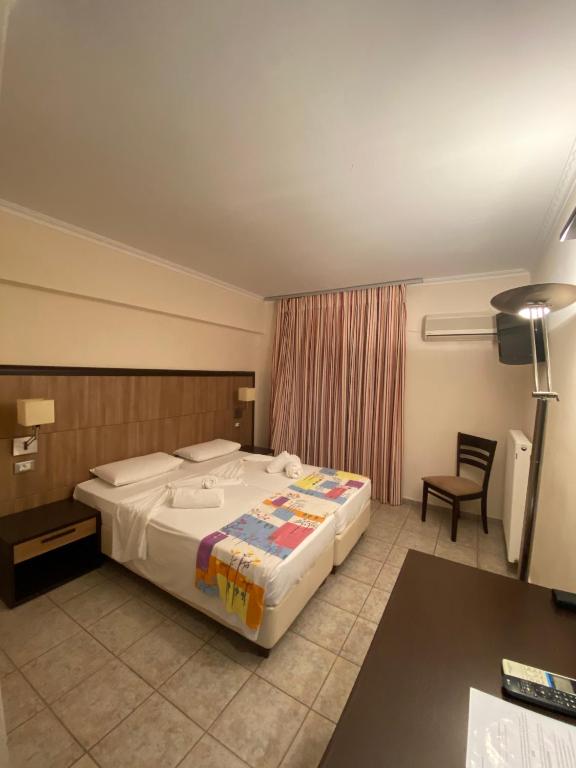 Łóżko lub łóżka w pokoju w obiekcie Kaiafas Lake Hotel