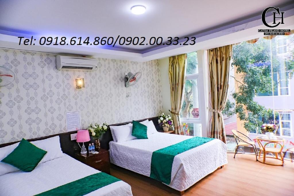 ein Hotelzimmer mit 2 Betten und einem Fenster in der Unterkunft catba island hotel in Cát Bà