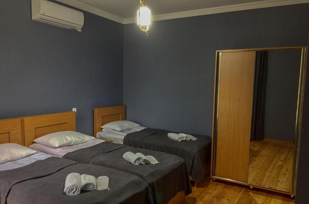 Llit o llits en una habitació de Guest House Maradona