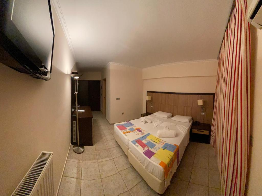Łóżko lub łóżka w pokoju w obiekcie Kaiafas Lake Hotel