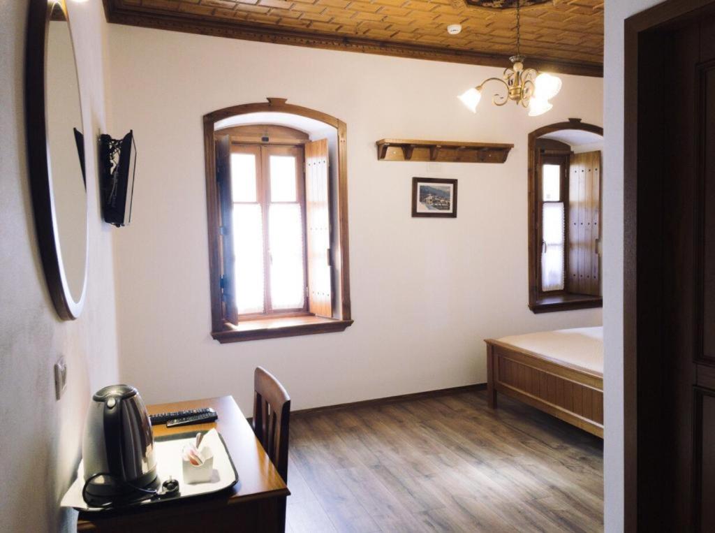 Postel nebo postele na pokoji v ubytování Argjiro Traditional
