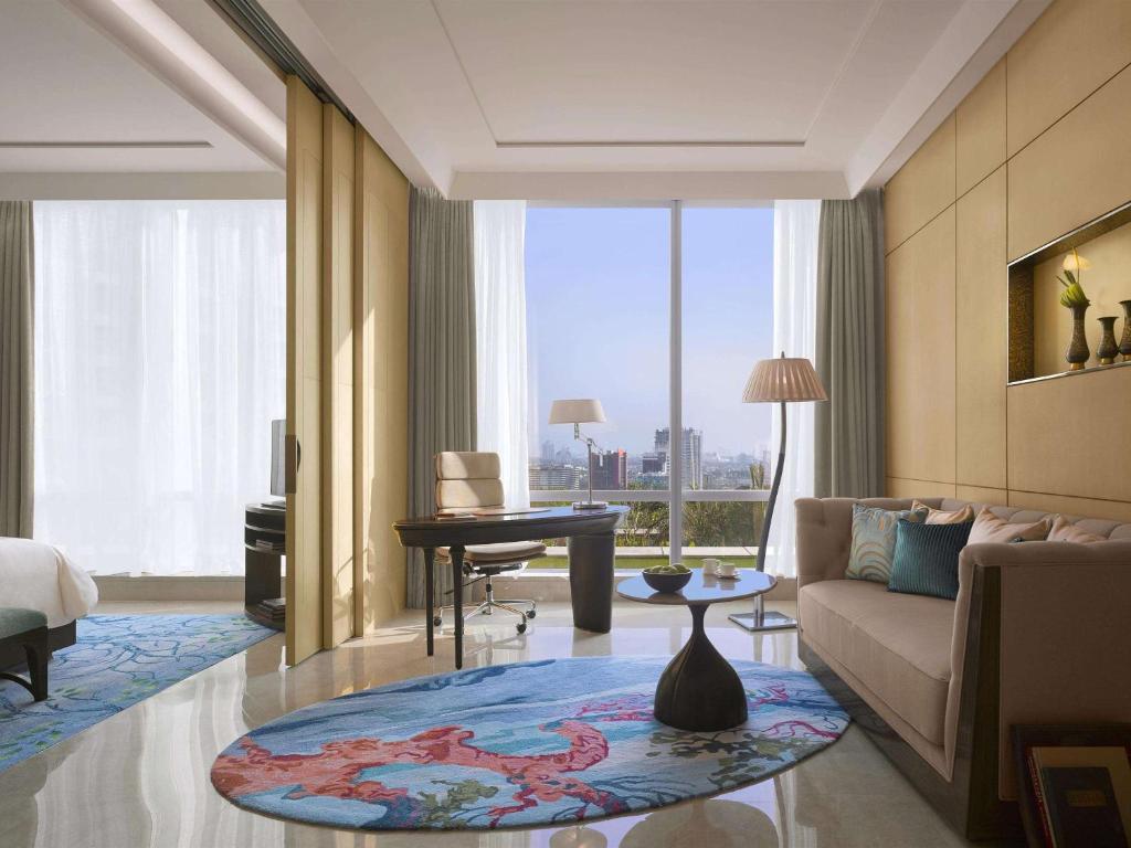 Rúm í herbergi á Raffles Jakarta