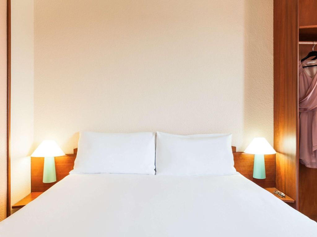 Postel nebo postele na pokoji v ubytování ibis Douala
