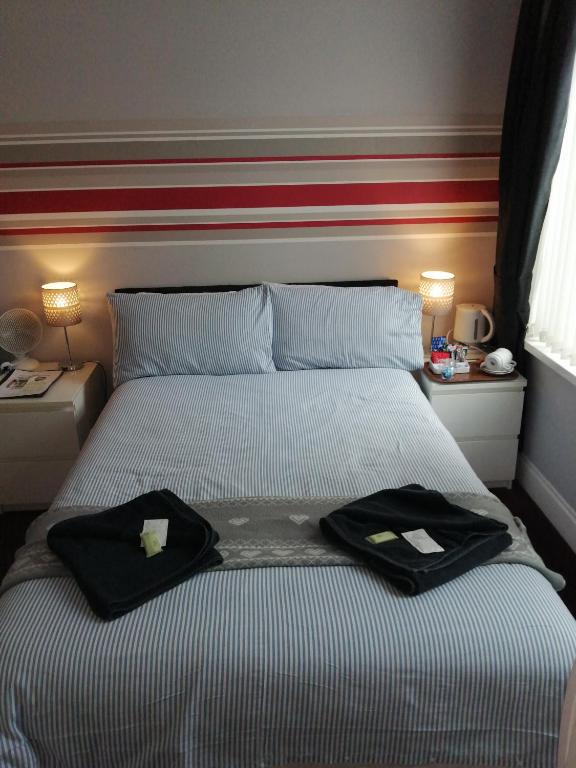 The Garnett - Double Room With Shared Bathroom