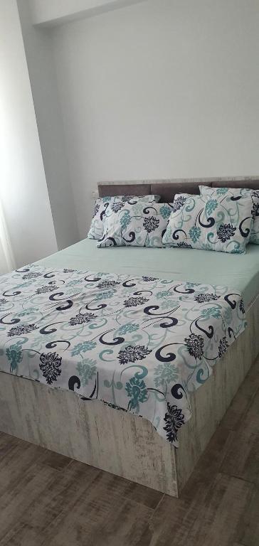 een bed met een deken en kussens erop bij Mirage Seaview Mamaia in Mamaia