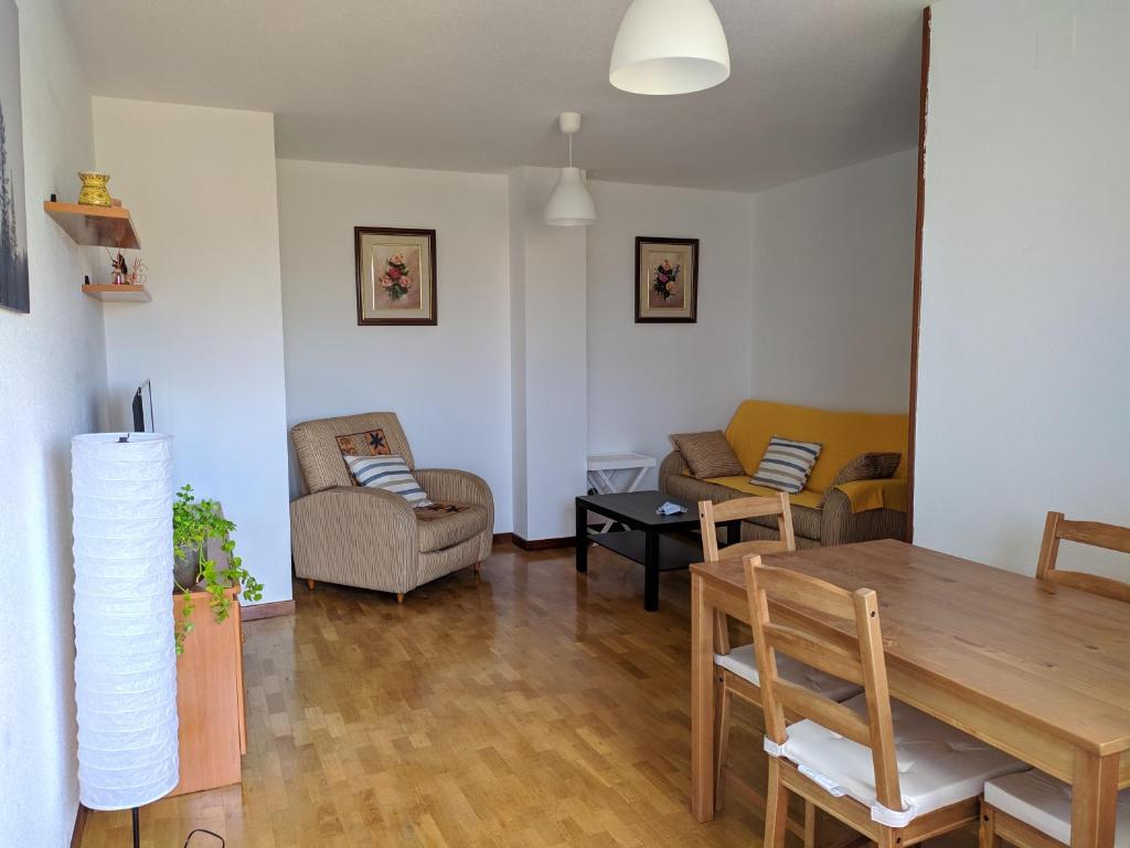 uma sala de estar com uma mesa de madeira e cadeiras em Casa Mohina em Zamora