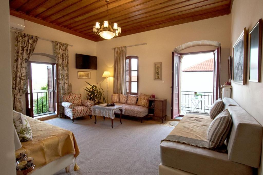 una camera con letto e un soggiorno con finestre di Chronis Family Villas a Krousón