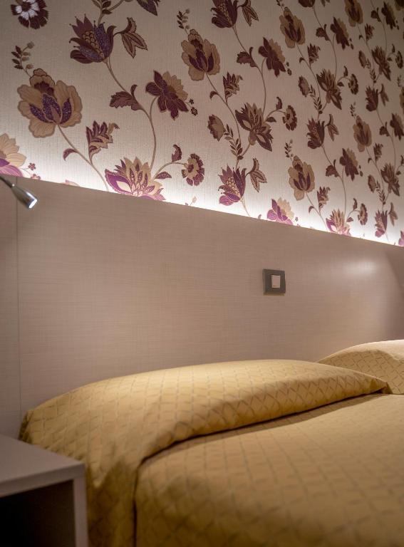 Rúm í herbergi á Hotel Dei Fiori