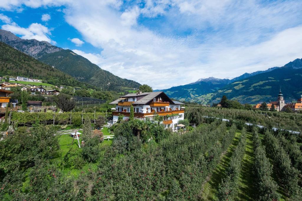 uma aldeia numa colina com montanhas ao fundo em Hotel & Residence Rebhof em Tirolo