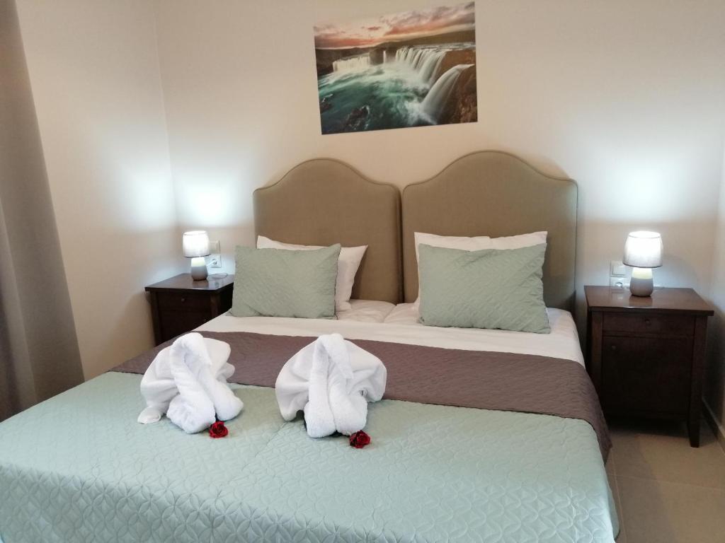 Łóżko lub łóżka w pokoju w obiekcie TA DIDYMAKIA APARTMENTS.
