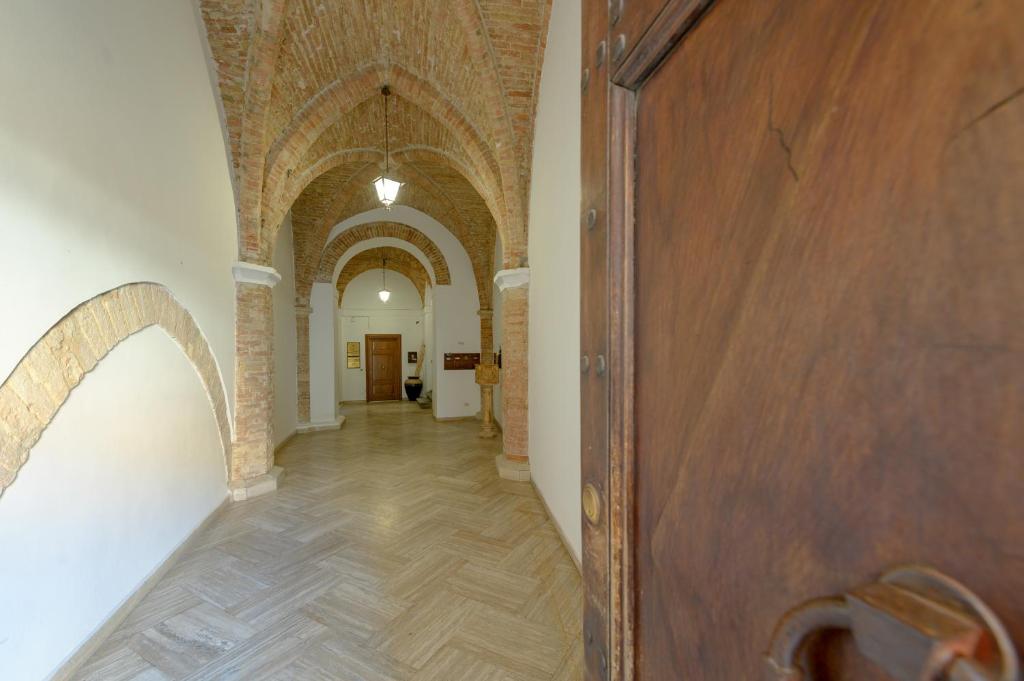 a hallway with a wooden door in a building at Monolocale su Corso Vannucci 2+2 in Perugia