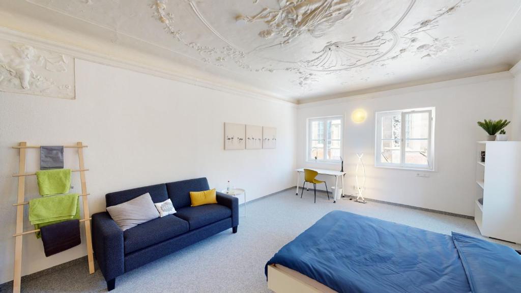 a living room with a couch and a table at Karl V - Geschichte leben im Herzen der Altstadt in Schwäbisch Hall