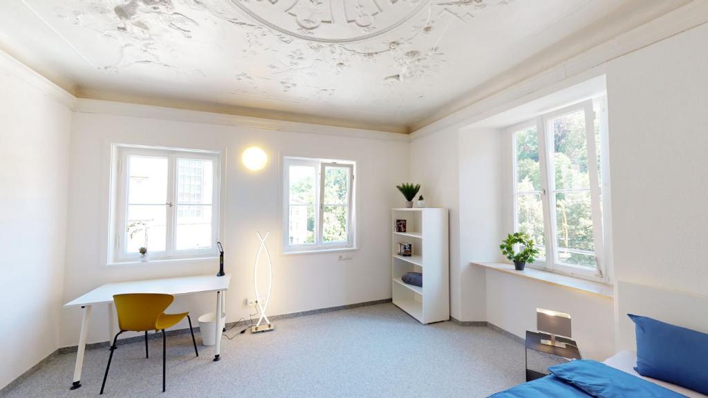 a white room with a desk and windows at Karl V - Geschichte leben im Herzen der Altstadt in Schwäbisch Hall