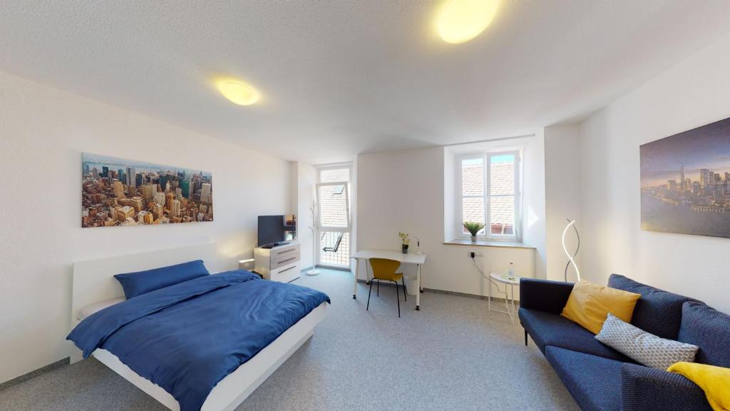 a bedroom with a blue bed and a couch at Karl V - Geschichte leben im Herzen der Altstadt in Schwäbisch Hall
