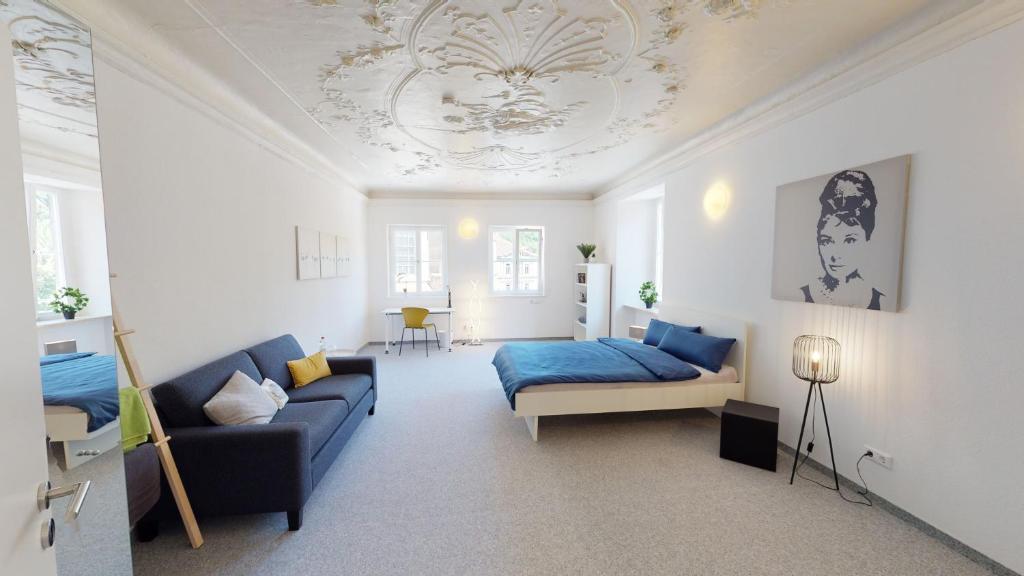 a living room with a couch and a bed at Karl V - Geschichte leben im Herzen der Altstadt in Schwäbisch Hall