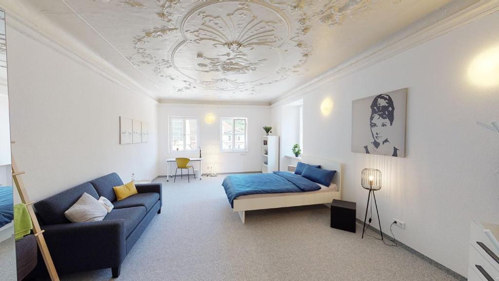 a living room with a bed and a couch at Karl V - Geschichte leben im Herzen der Altstadt in Schwäbisch Hall
