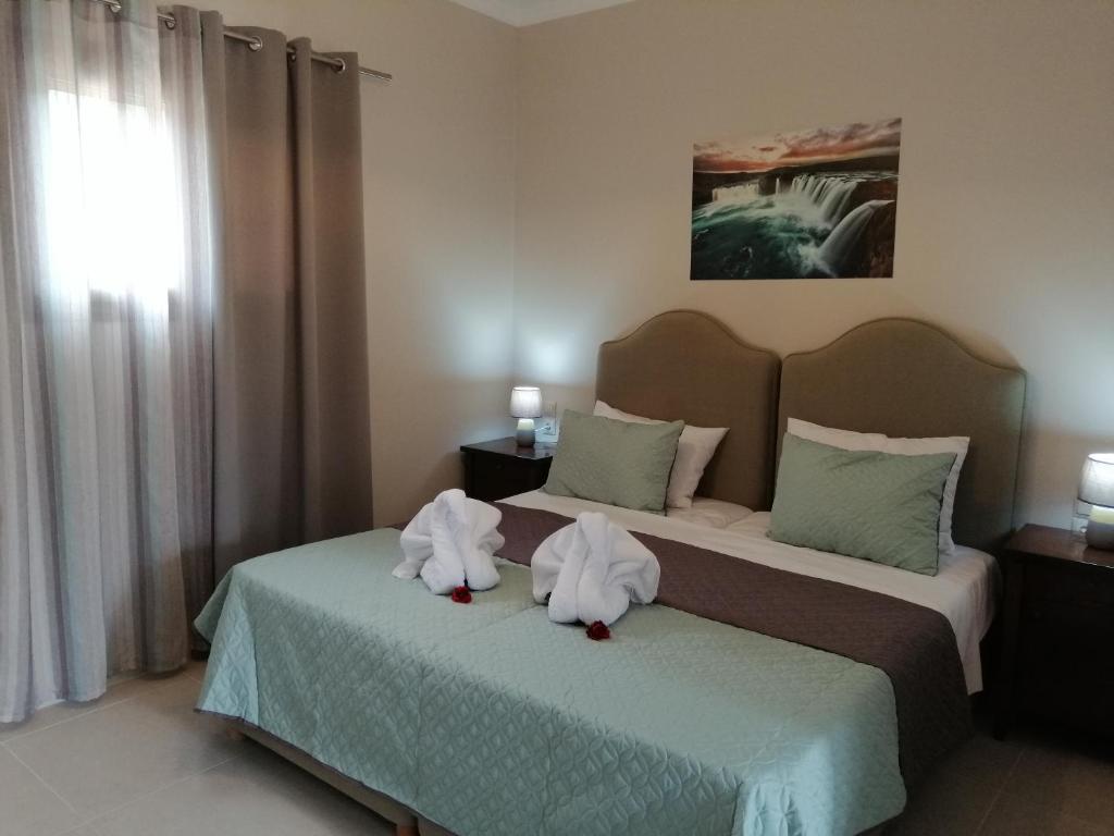 Łóżko lub łóżka w pokoju w obiekcie TA DIDYMAKIA APARTMENTS.
