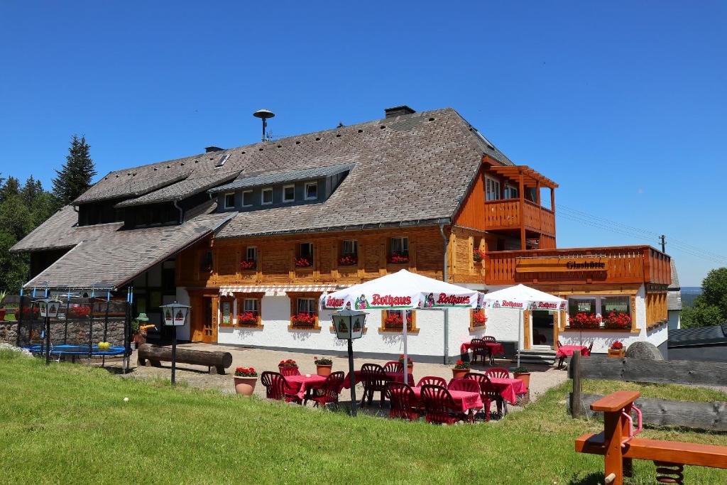 un edificio con mesas y sillas delante de él en Höhenpension Glashütte Bed&Breakfast Frühstückspension Hotel GARNI, en Glashütte