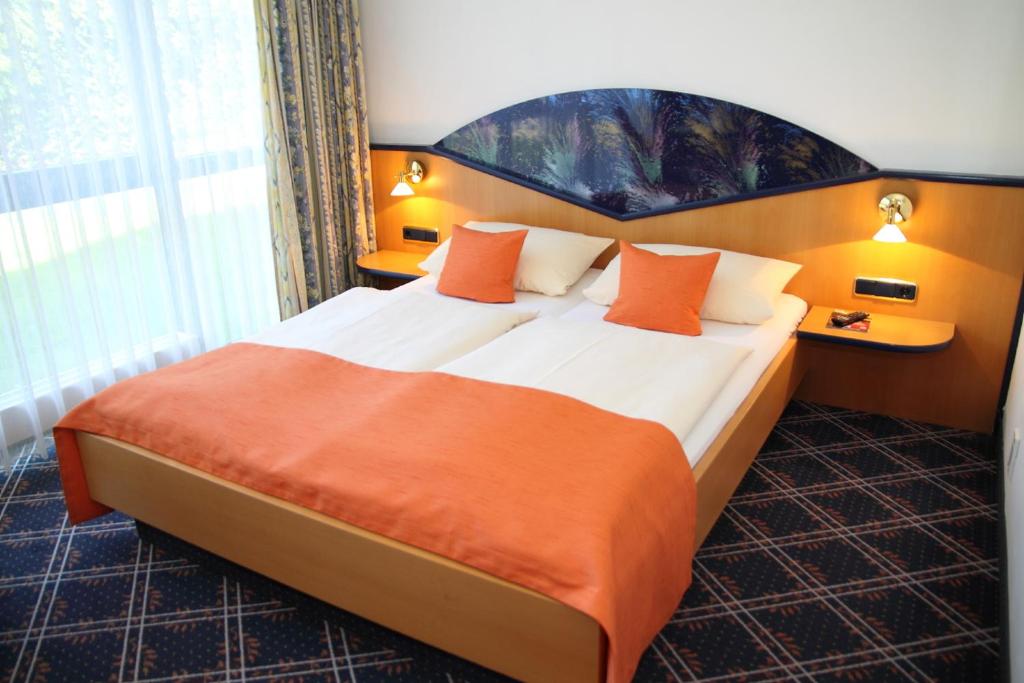 Postel nebo postele na pokoji v ubytování Hotel Zur Post