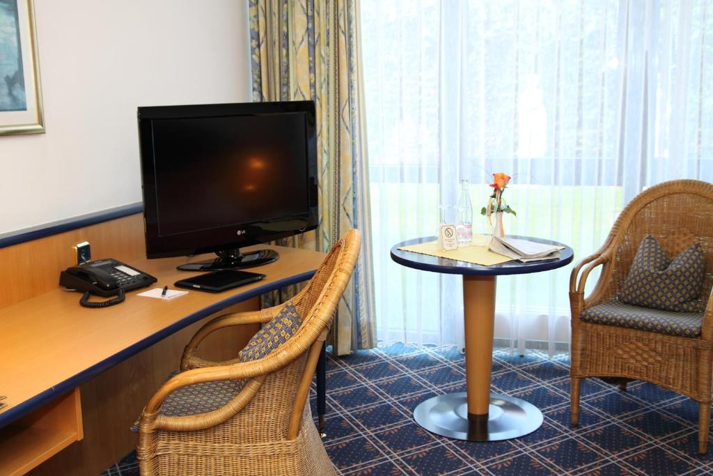 TV a/nebo společenská místnost v ubytování Hotel Zur Post